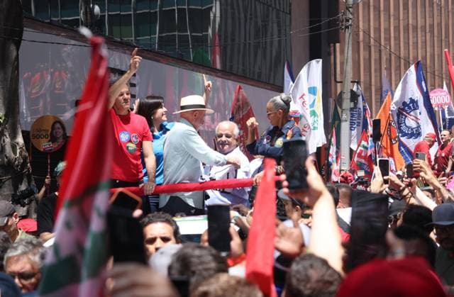 RECORD DATE NOT STATED Lula takes a walk along Paulista Avenue and continues along Augusta Street. Sao Paulo (SP), October 3, 2026 2026 Elections Lula President and candidate for re-election Luiz Inacio Lula da Silva (PT) participates in a walk on Paulista Avenue, in Sao Paulo, in the last campaign event before the first round of elections. The mobilization continues along Augusta Street towards Roosevelt Square. Lula is accompanied by allies, including Fernando Haddad, Geraldo Alckmin, Marina Silva, and Simone Tebet.(Foto: Leco Viana Thenews2 imago images) Lula takes a walk along Paulista Avenue and continues along Augusta Street.  Copyright: xLecoxVianax
