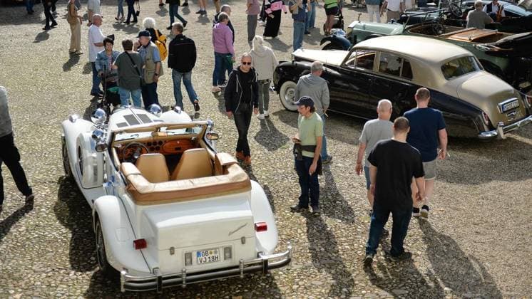 Classic and Modern Classic Car Meet at Lauersfort Castle ** FOR EDITORIAL USE ONLY ** EDITORIAL USE ONLY ** On Saturday, October 3, 2026, residents enjoy the classic and modern classic car meet at Lauersfort Castle in Moers, Germany (North Rhine-Westphalia). Copyright OleksandrxVoskresenskyi Copyright: OleksandrxVoskresenskyi doc87ve3ho89mv14yr16pey ,EDITORIAL USE ONLY Copyright: OleksandrxVoskresenskyi