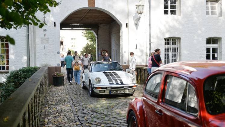 Classic and Modern Classic Car Meet at Lauersfort Castle ** FOR EDITORIAL USE ONLY ** EDITORIAL USE ONLY ** On Saturday, October 3, 2026, residents enjoy the classic and modern classic car meet at Lauersfort Castle in Moers, Germany (North Rhine-Westphalia). Copyright OleksandrxVoskresenskyi Copyright: OleksandrxVoskresenskyi doc87ve3bvk00h1aw0b3bc1 ,EDITORIAL USE ONLY Copyright: OleksandrxVoskresenskyi