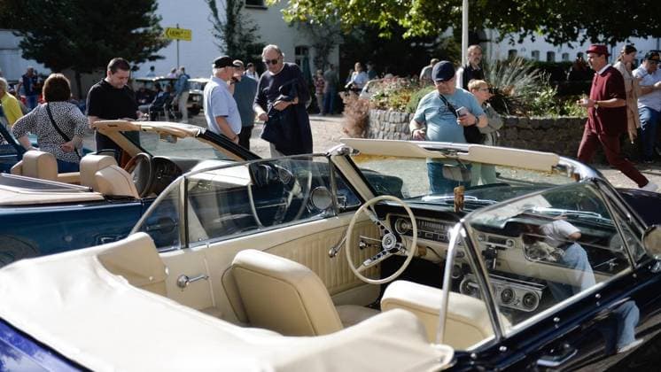 Classic and Modern Classic Car Meet at Lauersfort Castle ** FOR EDITORIAL USE ONLY ** EDITORIAL USE ONLY ** On Saturday, October 3, 2026, residents enjoy the classic and modern classic car meet at Lauersfort Castle in Moers, Germany (North Rhine-Westphalia). Copyright OleksandrxVoskresenskyi Copyright: OleksandrxVoskresenskyi doc87ve3eak8rp1jkzlp155a ,EDITORIAL USE ONLY Copyright: OleksandrxVoskresenskyi