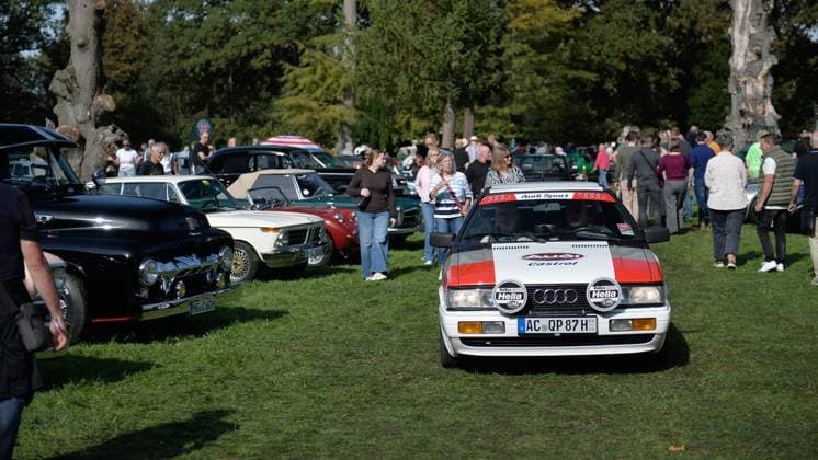 Classic and Modern Classic Car Meet at Lauersfort Castle ** FOR EDITORIAL USE ONLY ** EDITORIAL USE ONLY ** On Saturday, October 3, 2026, residents enjoy the classic and modern classic car meet at Lauersfort Castle in Moers, Germany (North Rhine-Westphalia). Copyright OleksandrxVoskresenskyi Copyright: OleksandrxVoskresenskyi doc87ve3ec9l0kj21zkbhr ,EDITORIAL USE ONLY Copyright: OleksandrxVoskresenskyi