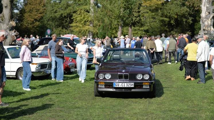 Classic and Modern Classic Car Meet at Lauersfort Castle ** FOR EDITORIAL USE ONLY ** EDITORIAL USE ONLY ** On Saturday, October 3, 2026, residents enjoy the classic and modern classic car meet at Lauersfort Castle in Moers, Germany (North Rhine-Westphalia). Copyright OleksandrxVoskresenskyi Copyright: OleksandrxVoskresenskyi doc87ve3em4uqxpy3e111q5 ,EDITORIAL USE ONLY Copyright: OleksandrxVoskresenskyi