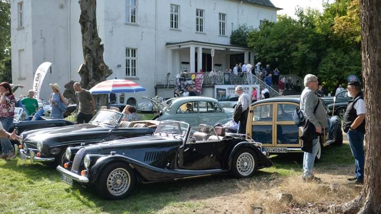 Classic and Modern Classic Car Meet at Lauersfort Castle ** FOR EDITORIAL USE ONLY ** EDITORIAL USE ONLY ** On Saturday, October 3, 2026, residents enjoy the classic and modern classic car meet at Lauersfort Castle in Moers, Germany (North Rhine-Westphalia). Copyright OleksandrxVoskresenskyi Copyright: OleksandrxVoskresenskyi doc87ve3eu6qp2viq1i13vb ,EDITORIAL USE ONLY Copyright: OleksandrxVoskresenskyi