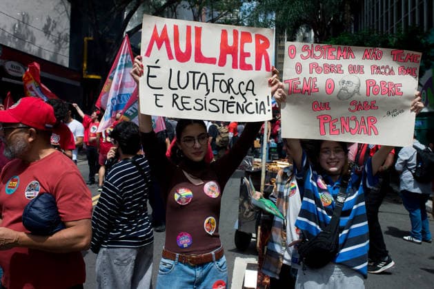 SaO PAULO, SP - 03.10.2026: CAMINHADA REuNE LULA E HADDAD EM SP - President and candidate for re-election Luiz Inacio Lula da Silva participates this Saturday (3), with Fernando Haddad, Simone Tebet and Marina Silva in a campaign walk on Avenida Paulista, in Sao Paulo. In the photo, supporters of President Lula with posters. x3024145x  VincentxBosson