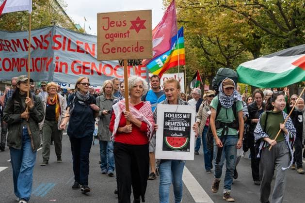 Palestinian and Pro-Palestinian Bloc at Berlin Peace Demonstration BERLIN, GERMANY OCTOBER 3, 2026: Thousands of people took part in a peace demonstration in central Berlin on German Unity Day. A coalition of peace initiatives, trade unions, and political and civil-society groups organized the protest. The demonstrators focused on military rearmament, the possible reintroduction of conscription, and Germany™s military policy. The march began at the Brandenburg Gate and continued through the government district before concluding with a rally. The demonstration brought together participants expressing opposition to Germany™s current and proposed military policies on a national public holiday. Berlin Germany Copyright: x xjessxflomx xJNAxPressx
