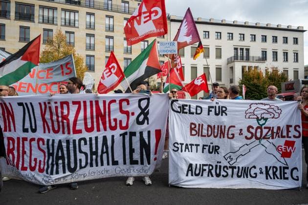 Palestinian and Pro-Palestinian Bloc at Berlin Peace Demonstration BERLIN, GERMANY OCTOBER 3, 2026: Thousands of people took part in a peace demonstration in central Berlin on German Unity Day. A coalition of peace initiatives, trade unions, and political and civil-society groups organized the protest. The demonstrators focused on military rearmament, the possible reintroduction of conscription, and Germany™s military policy. The march began at the Brandenburg Gate and continued through the government district before concluding with a rally. The demonstration brought together participants expressing opposition to Germany™s current and proposed military policies on a national public holiday. Berlin Germany Copyright: x xjessxflomx xJNAxPressx