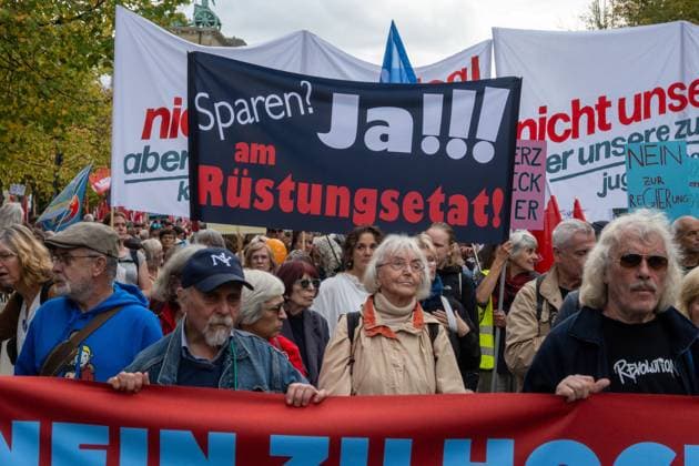 Thousands Join Peace Demonstration in Berlin Against Rearmament and Conscription BERLIN, GERMANY OCTOBER 3, 2026: Thousands of people took part in a peace demonstration in central Berlin on German Unity Day. A coalition of peace initiatives, trade unions, and political and civil-society groups organized the protest. The demonstrators focused on military rearmament, the possible reintroduction of conscription, and Germany™s military policy. The march began at the Brandenburg Gate and continued through the government district before concluding with a rally. The demonstration brought together participants expressing opposition to Germany™s current and proposed military policies on a national public holiday. Berlin Germany Copyright: x xjessxflomx xJNAxPressx