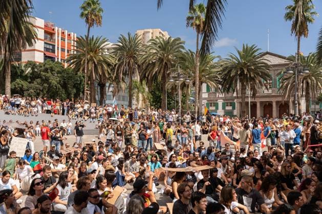 Thousands March for Housing Rights in Gran Canaria LAS PALMAS DE GRAN CANARIA, SPAIN OCTOBER 3, 2026: Thousands of people marched through Las Palmas de Gran Canaria to demand measures addressing the housing crisis, following several days of protest and a camp in Plaza de la Feria. The demonstration set off from the square toward the regional government headquarters, with protesters calling for affordable housing, rent regulation and greater public housing provision. The mobilization took place a day after Spain™s Congress rejected two government decrees containing housing measures. Las Palmas de Gran Canaria Las Palmas Spain Copyright: x xAlexxBashax xJNAxPressx