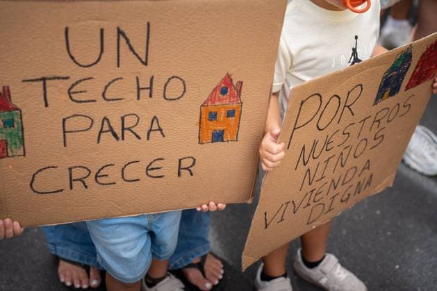 Thousands March for Housing Rights in Gran Canaria LAS PALMAS DE GRAN CANARIA, SPAIN OCTOBER 3, 2026: Thousands of people marched through Las Palmas de Gran Canaria to demand measures addressing the housing crisis, following several days of protest and a camp in Plaza de la Feria. The demonstration set off from the square toward the regional government headquarters, with protesters calling for affordable housing, rent regulation and greater public housing provision. The mobilization took place a day after Spain™s Congress rejected two government decrees containing housing measures. Las Palmas de Gran Canaria Las Palmas Spain Copyright: x xAlexxBashax xJNAxPressx