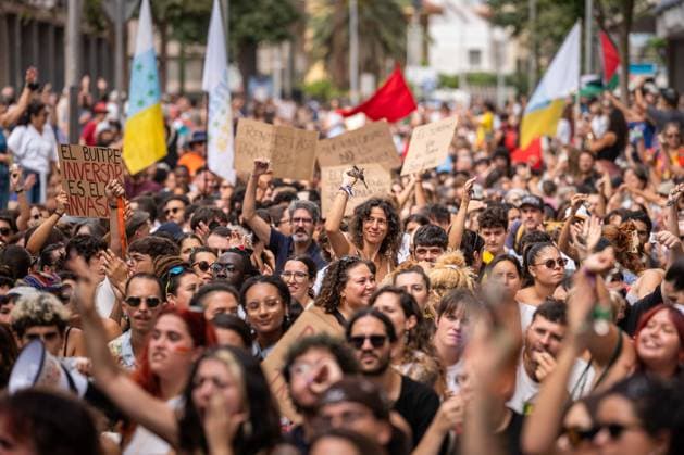Thousands March for Housing Rights in Gran Canaria LAS PALMAS DE GRAN CANARIA, SPAIN OCTOBER 3, 2026: Thousands of people marched through Las Palmas de Gran Canaria to demand measures addressing the housing crisis, following several days of protest and a camp in Plaza de la Feria. The demonstration set off from the square toward the regional government headquarters, with protesters calling for affordable housing, rent regulation and greater public housing provision. The mobilization took place a day after Spain™s Congress rejected two government decrees containing housing measures. Las Palmas de Gran Canaria Las Palmas Spain Copyright: x xAlexxBashax xJNAxPressx