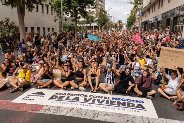 Thousands March for Housing Rights in Gran Canaria LAS PALMAS DE GRAN CANARIA, SPAIN OCTOBER 3, 2026: Thousands of people marched through Las Palmas de Gran Canaria to demand measures addressing the housing crisis, following several days of protest and a camp in Plaza de la Feria. The demonstration set off from the square toward the regional government headquarters, with protesters calling for affordable housing, rent regulation and greater public housing provision. The mobilization took place a day after Spain™s Congress rejected two government decrees containing housing measures. Las Palmas de Gran Canaria Las Palmas Spain Copyright: x xAlexxBashax xJNAxPressx