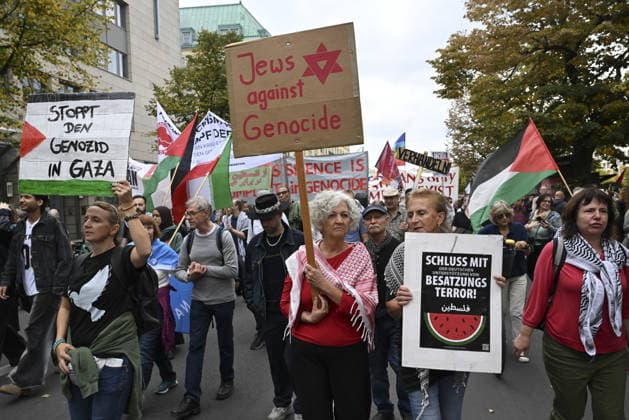 Thousands protest rearmament and conscription in Berlin BERLIN, GERMANY - OCTOBER 3: Thousands of people, including pro-Palestinian supporters, gather at the historic Brandenburg Gate to protest against rearmament, war and compulsory military service in Berlin, Germany, on October 3, 2026. The demonstrators, responding to a call by an initiative made up of various groups and political parties, later march through the city center. Halil Sagirkaya Anadolu Berlin Germany. Editorial use only. Please get in touch for any other usage.  Copyright: x2026xAnadoluxHalilxSagirkayax