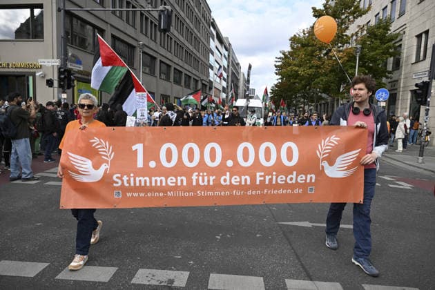 Thousands protest rearmament and conscription in Berlin BERLIN, GERMANY - OCTOBER 3: Thousands of people, including pro-Palestinian supporters, gather at the historic Brandenburg Gate to protest against rearmament, war and compulsory military service in Berlin, Germany, on October 3, 2026. The demonstrators, responding to a call by an initiative made up of various groups and political parties, later march through the city center. Halil Sagirkaya Anadolu Berlin Germany. Editorial use only. Please get in touch for any other usage.  Copyright: x2026xAnadoluxHalilxSagirkayax