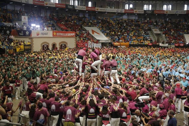 Human tower groups perform in the 30th Concurs de Castells competition in Tarragona TARRAGONA, SPAIN - OCTOBER 3: Members of human tower groups (colles) build intricate human towers (castells) during the competition section of the 30th Concurs de Castells at the Tarraco Arena Placa in Tarragona, Spain on October 3, 2026. The biennial event, recognized as UNESCO Intangible Cultural Heritage, gathers top teams from across Catalonia to construct towering multi-tiered human structures. Senhan Bolelli Anadolu Tarragona Spain. Editorial use only. Please get in touch for any other usage.  Copyright: x2026xAnadoluxSenhanxBolellix