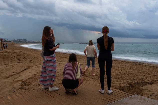 Red alert for extreme weather in Barcelona, Spain. A group of women in front of the sea in Sant Sebastià beach during ES-Alert for extreme weather in Promenade, Barcelona, Spain, on October 3, 2026. Barcelona Promenade Barcelona Spain