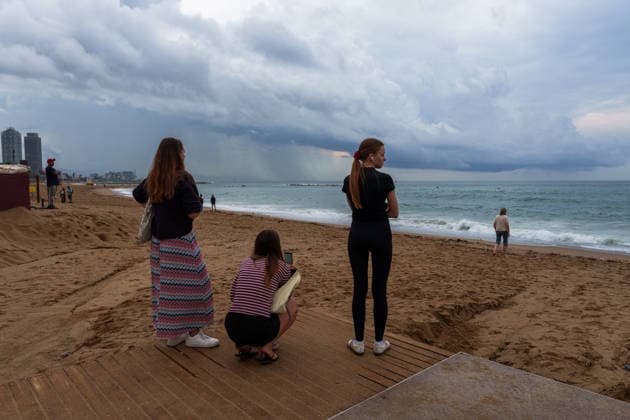 Red alert for extreme weather in Barcelona, Spain. A group of women in front of the sea in Sant Sebastià beach during ES-Alert for extreme weather in Promenade, Barcelona, Spain, on October 3, 2026. Barcelona Promenade Barcelona Spain