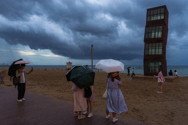 Red alert for extreme weather in Barcelona, Spain. Chinese tourists take photos by the sea during red alert for extreme weather in Promenade, Barcelona, Spain, on October 3, 2026. Barcelona Promenade Barcelona Spain