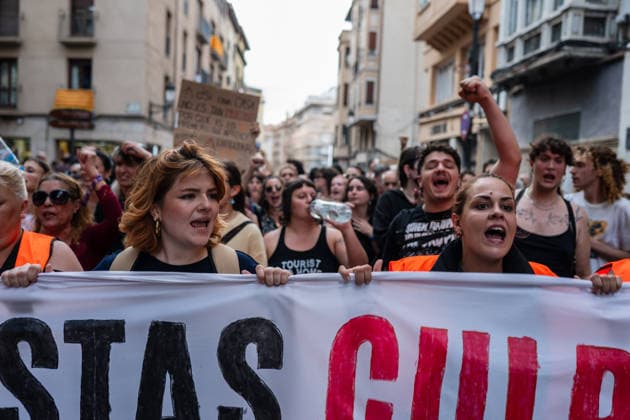 People take part in a demonstration in Zaragoza, Spain, on October 3, 2026, calling for access to affordable housing and defending the right to decent housing. The march, organized by the Zaragoza Tenants Union, began at Santo Domingo Square and moved through the city center before ending at Pilar Square. Demonstrators carried banners and placards and chanted slogans about housing affordability, rents and evictions Zaragoza Spain Copyright: xNanoxCalvox xVWPicsx NN-HousingProtestZgzOct26-1