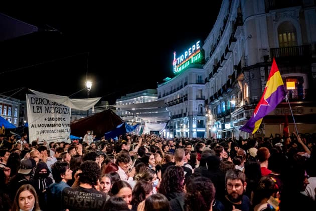 Protest Rally Against the Sol Camp in Madrid: Dozens of people demonstrate against the rally organized by Núcleo Nacional at Puerta del Sol on October 3, 2026, in Madrid, Spain. The platform Indignados por Espana is organizing the demonstration against the Sol encampment, in support of social and national housing, against mass deportations, and in defense of national sovereignty following the invasion of Ceuta. OCTOBER 3, 2026 NUCLEO NACIONAL PROTEST HOUSING FLAG HOODED PROTESTERS POLICE ANTIFASCIST ACTION ANTIFASCISTS POLICE NATIONAL ON FOOT Madrid Madrid Spain  Copyright: xA.xPÃ rezxMecax 7818994