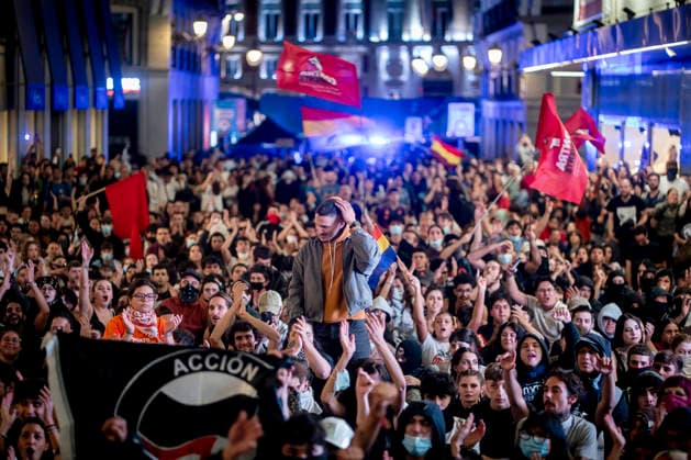 Protest Rally Against the Sol Camp in Madrid: Hundreds of people demonstrate against the rally organized by Núcleo Nacional at Puerta del Sol on October 3, 2026, in Madrid, Spain. The platform Indignados por Espana is organizing the demonstration against the Sol encampment, in support of social and national housing, mass deportations, and the defense of national sovereignty following the invasion of Ceuta. OCTOBER 3, 2026. NÚCLEO NACIONAL. PROTEST. HOUSING. FLAG. HOODED PROTESTERS. POLICE. ANTIFASCIST ACTION. ANTIFASCISTS. POLICE NATIONAL ON FOOT Madrid Madrid Spain Copyright: xA.xPÃ rezxMecax 7819035