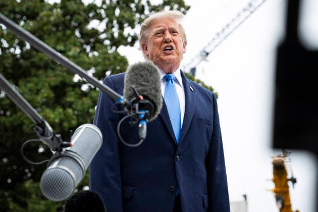 US President Donald J. Trump departs from the White House US President Donald J. Trump speaks to members of the media before boarding Marine One on the South Lawn of the White House, in Washington, DC, USA, 3 October 2026. President Trump is traveling to Ohio for a rally as he campaigns with Republican Party candidates before midterm elections. WASHINGTON DC United States  Copyright: xPool ABACAx