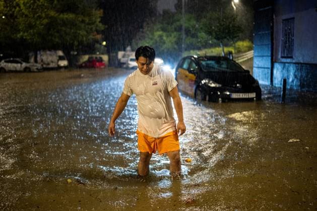 Rain in L Hospitalet de Llobregat, Barcelona: The streets and residents of the Bellvitge neighborhood in L Hospitalet de Llobregat, Barcelona, Catalonia, Spain, during the weekend of rain along the Catalan coast and foothills in the early morning of October 4, 2026. Lorena Sopê, L Hospitalet de Llobregat, L Hospitalet de Llobregat, Spain Copyright: xLorenaxSopênax 7819156