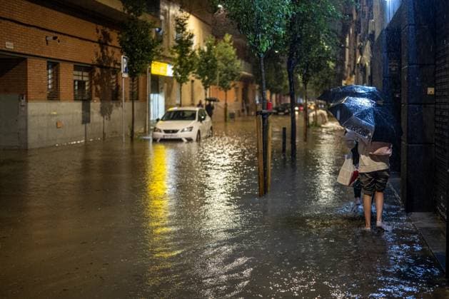Rain in L Hospitalet de Llobregat, Barcelona: The streets and residents of the Bellvitge neighborhood in L Hospitalet de Llobregat, Barcelona, Catalonia, Spain, during the rainy weekend along the Catalan coast and foothills in the early morning of October 4, 2026. Lorena Sopê, L Hospitalet de Llobregat, L Hospitalet de Llobregat, Spain Copyright: xLorenaxSopênax 7819164
