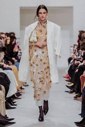 (261004) -- PARIS, Oct. 4, 2026 -- A model presents a creation from the Womenswear Spring Summer 2027 collections by Celine during the Paris Fashion Week in Paris, France, Oct. 3, 2026. (MeetEurope Handout via Xinhua) FRANCE-PARIS-FASHION WEEK-CELINE XinxHuashefa 