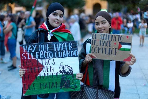 Pro-Palestinian demonstrators march in Pamplona PAMPLONA, SPAIN, OCTOBER 3, 2026: Demonstrators take part in a pro-Palestinian march called by the citizens platform Yala Nafarroa in Pamplona. Protesters carried Palestinian flags and banners expressing solidarity with Gaza, including a large banner reading Stop Genocide, while participants also displayed messages calling for the protection of journalists. Pamplona Spain Copyright: x xUnaixBeroizx xJNAxPressx