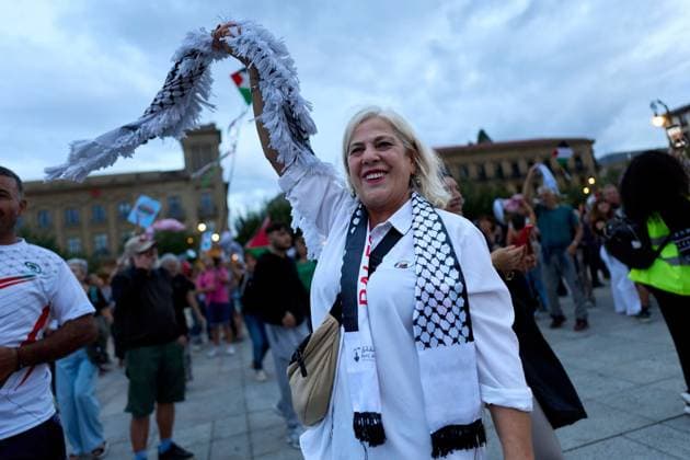 Pro-Palestinian demonstrators march in Pamplona PAMPLONA, SPAIN, OCTOBER 3, 2026: Demonstrators take part in a pro-Palestinian march called by the citizens platform Yala Nafarroa in Pamplona. Protesters carried Palestinian flags and banners expressing solidarity with Gaza, including a large banner reading Stop Genocide, while participants also displayed messages calling for the protection of journalists. Pamplona Spain Copyright: x xUnaixBeroizx xJNAxPressx