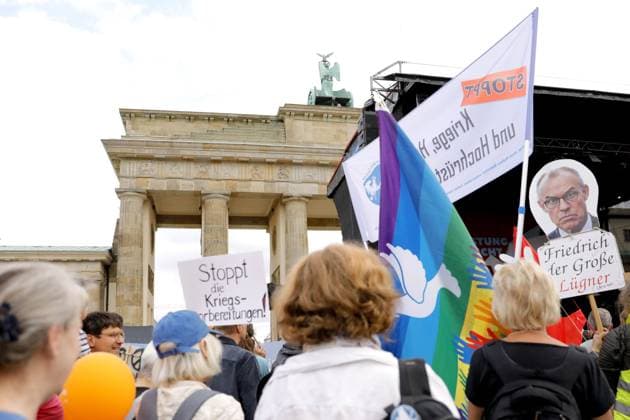 October 3, 2026, Berlin, Germany: BERLIN, GERMANY, OCTOBER 3, 2026: Thousands of people march through central Berlin during a peace demonstration against military rearmament, compulsory military service and war on German Unity Day. Protesters gathered near the Brandenburg Gate before marching through the city, with trade unions, peace movements, political groups and a pro-Palestinian bloc taking part. Berlin police estimated attendance at around 5,800, while organizers put the number at more than 20,000. Police detained at least two protesters during the demonstration. Berlin Germany - ZUMAq101 20261003_zna_q101_188 Copyright: xAlessiaxCoccax
