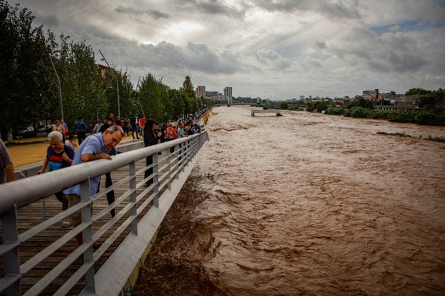 The Besòs River Exceeds the Danger Threshold in Santa Coloma de Gramenet, Barcelona. Several people watch the Besòs River rise due to last night’s torrential rains, on October 4, 2026, in Santa Coloma de Gramenet, Barcelona, Catalonia, Spain. The Generalitat’s Civil Protection Agency has issued an Es Alert to residents of Barcelona, Montcada i Reixac, Santa Coloma de Gramenet, and Sant Adrià de Besòs, Barcelona, due to the risk of the Besòs River overflowing as a result of the rainstorm. Civil Protection has asked residents in the vicinity to go to upper floors if the water reaches their homes. They also remind residents to avoid basements and ground floors and to stay away from the river October 4, 2026 Kike Rincó Santa Coloma de Gramen Copyright: xKikexRinconx 7819398