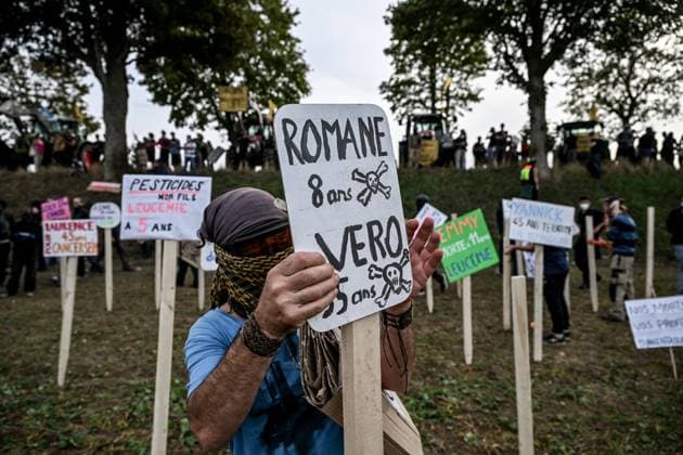 PROTEST AGAINST PESTICIDES PHOTOPQR OUEST FRANCE Martin ROCHE Saint Pierre la Garenne October 3, 2026 This Saturday, October 3, 2026, a protest against pesticides is being held in Saint-Pierre-la-Garenne, Eure, Normandy. In the massive procession, farmers, patients, healthcare workers, and citizens demanded the closure of production sites such as Syngenta’s. The rally was organized by an unprecedented coalition: the Confédération paysanne, Les Soulèvements de la Terre, the Cancer Colère association, and the Collectif de soutien aux victimes des pesticides de l’Ouest (CSVPO). Here, protesters held signs bearing the names of people diagnosed with pesticide-related cancers. Photographer: Martin ROCHE, Ouest France, Saint-Pierre-la-Garenne, Oc Copyright: xPHOTOPQR OUESTxFRANCE MAXPPPxMartinxROCHEx 20261004OFR7229 20261004OFR7229