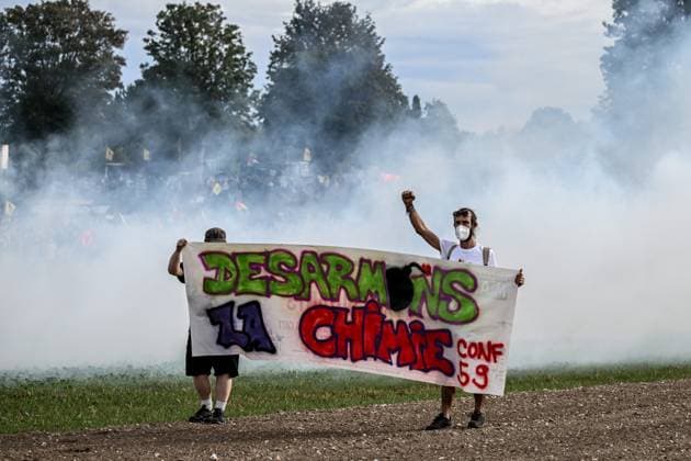 PROTEST AGAINST PESTICIDES PHOTOPQR OUEST FRANCE Martin ROCHE Saint Pierre la Garenne October 3, 2026 This Saturday, October 3, 2026, a protest against pesticides is being held in Saint-Pierre-la-Garenne, Eure, Normandy. In the massive procession, farmers, patients, healthcare workers, and citizens demanded the closure of production sites such as Syngenta’s. The rally was organized by an unprecedented coalition: the Confédération paysanne, Les Soulèvements de la Terre, the Cancer Colère association, and the Collectif de soutien aux victimes des pesticides de l’Ouest (CSVPO). Here, protesters face the large police presence separating them from the Syngenta factory, were quickly tear-gassed with numerous tear gas canisters and GM2L gre Copyright: xPHOTOPQR OUESTxFRANCE MAXPPPxMartinxROCHEx 20261004OFR7244 20261004OFR7244
