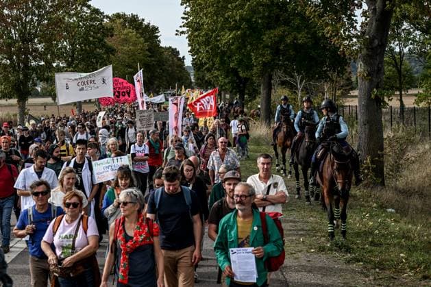 PROTEST AGAINST PESTICIDES PHOTOPQR OUEST FRANCE Martin ROCHE Saint Pierre la Garenne October 3, 2026 This Saturday, October 3, 2026, a protest against pesticides is being held in Saint-Pierre-la-Garenne, Eure, Normandy. In the massive procession, farmers, patients, healthcare workers, and citizens demanded the closure of production sites such as Syngenta’s. The rally was organized by an unprecedented coalition: the Confédération paysanne, Les Soulèvements de la Terre, the association Cancer Colère, and the Collectif de soutien aux victimes des pesticides de l’Ouest (CSVPO). Photographer: Martin ROCHE, Ouest France. Saint-Pierre-la-Garenne, October 3, 2026. On Saturday, October 3, 2026, a protest against pesticides was held in Saint-Pierre Copyright: xPHOTOPQR OUESTxFRANCE MAXPPPxMartinxROCHEx 20261004OFR7252 20261004OFR7252
