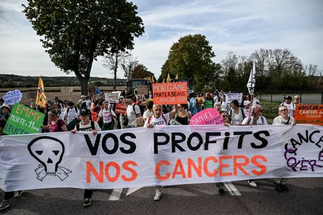 PROTEST AGAINST PESTICIDES PHOTOPQR OUEST FRANCE Martin ROCHE Saint Pierre la Garenne October 3, 2026 This Saturday, October 3, 2026, a protest against pesticides is being held in Saint-Pierre-la-Garenne, Eure, Normandy. In the massive procession, farmers, patients, healthcare workers, and citizens demanded the closure of production sites such as Syngenta’s. The rally was organized by an unprecedented coalition: the Confédération paysanne, Les Soulèvements de la Terre, the association Cancer Colère, and the Collectif de soutien aux victimes des pesticides de l’Ouest (CSVPO). Photographer: Martin ROCHE, Ouest France. Saint-Pierre-la-Garenne, October 3, 2026. On Saturday, October 3, 2026, a protest against pesticides was held in Saint-Pierre Copyright: xPHOTOPQR OUESTxFRANCE MAXPPPxMartinxROCHEx 20261004OFR7258 20261004OFR7258