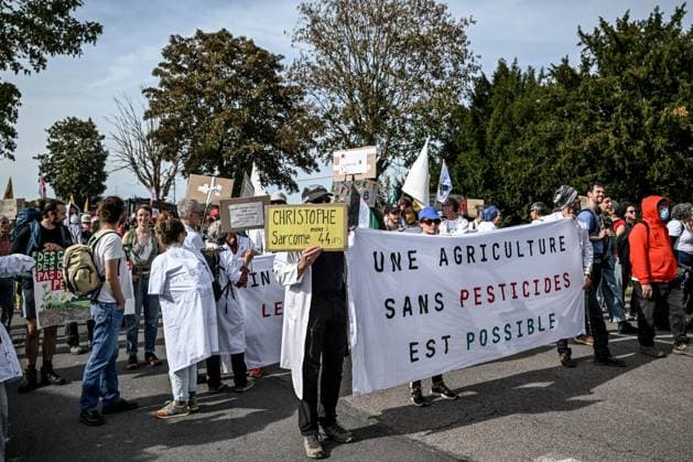 PROTEST AGAINST PESTICIDES PHOTOPQR OUEST FRANCE Martin ROCHE Saint Pierre la Garenne October 3, 2026 This Saturday, October 3, 2026, a protest against pesticides is being held in Saint-Pierre-la-Garenne, Eure, Normandy. In the massive procession, farmers, patients, healthcare workers, and citizens demanded the closure of production sites such as Syngenta’s. The rally was organized by an unprecedented coalition: the Confédération paysanne, Les Soulèvements de la Terre, the association Cancer Colère, and the Collectif de soutien aux victimes des pesticides de l’Ouest (CSVPO). Photographer: Martin ROCHE, Ouest France. Saint-Pierre-la-Garenne, October 3, 2026. On Saturday, October 3, 2026, a protest against pesticides was held in Saint-Pierre Copyright: xPHOTOPQR OUESTxFRANCE MAXPPPxMartinxROCHEx 20261004OFR7261 20261004OFR7261