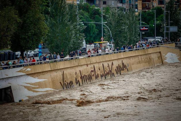 The Besòs River Exceeds the Danger Threshold in Santa Coloma de Gramenet, Barcelona. Numerous people are watching the Besòs River rise due to last night’s torrential rains, on October 4, 2026, in Santa Coloma de Gramenet, Barcelona, Catalonia, Spain. The Generalitat’s Civil Protection Agency has issued an Es Alert to residents of Barcelona, Montcada i Reixac, Santa Coloma de Gramenet, and Sant Adrià de Besòs, Barcelona, due to the risk of the Besòs River overflowing as a result of the rainstorm. Civil Protection has asked nearby residents to go to upper floors if the water reaches their homes. They also remind residents to avoid basements and ground floors and not to approach the river October 4, 2026 Kike Rincó Santa Coloma de Gramenet, Copyright: xKikexRinconx 7819468