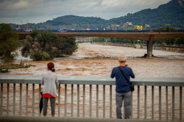 The Besòs River Exceeds the Danger Threshold in Santa Coloma de Gramenet, Barcelona. Two people watch the Besòs River rise due to last night’s torrential rains, on October 4, 2026, in Santa Coloma de Gramenet, Barcelona, Catalonia, Spain. The Generalitat’s Civil Protection Agency has issued an Es Alert to residents of Barcelona, Montcada i Reixac, Santa Coloma de Gramenet, and Sant Adrià de Besòs, Barcelona, due to the risk of the Besòs River overflowing as a result of the rainstorm. Civil Protection has asked nearby residents to go to upper floors if the water reaches their homes. They also remind residents to avoid basements and ground floors and not to approach the river OCTOBER 4, 2026 Kike Rincó Santa Coloma de Gramenet, Barcelona S Copyright: xKikexRinconx 7819469