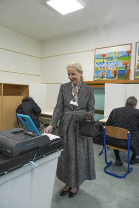 Bakir Izetbegovic casts his vote in Sarajevo SARAJEVO, BOSNIA AND HERZEGOVINA - OCTOBER 4: Bakir Izetbegovic (R), President of the Party of Democratic Action (SDA) and a candidate for the Presidency of Bosnia and Herzegovina, casts his vote accompanied by his wife, Sebija Izetbegovic (C), at the polling station located at Nafija Sarajlic Elementary School in Sarajevo, Bosnia and Herzegovina, on October 4, 2026. Samir Jordamovic Anadolu Sarajevo Bosnia and Herzegovina. Editorial use only. Please get in touch for any other usage.  Copyright: x2026xAnadoluxSamirxJordamovicx