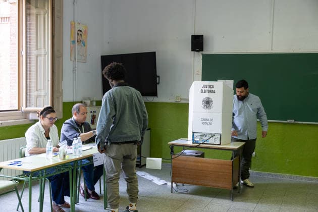 Brazilian citizens vote for their president in Madrid. Several people cast their ballots during the Brazilian presidential election at the Colegio Blanca de Castilla on October 4, 2026, in Madrid, Spain. This Sunday, October 4, Brazil will choose between the opposing candidates Lula and Flávio Bolsonaro in a very close race. The Madrid district, where 23,520 Brazilians are eligible to vote, has set up polling stations at the Colegio Blanca de Castilla, open continuously from 8 a.m. to 5 p.m. OCTOBER 4, 2026 Jesús Hellí Madrid, Spain Copyright: xJesusxHellinx 7819615