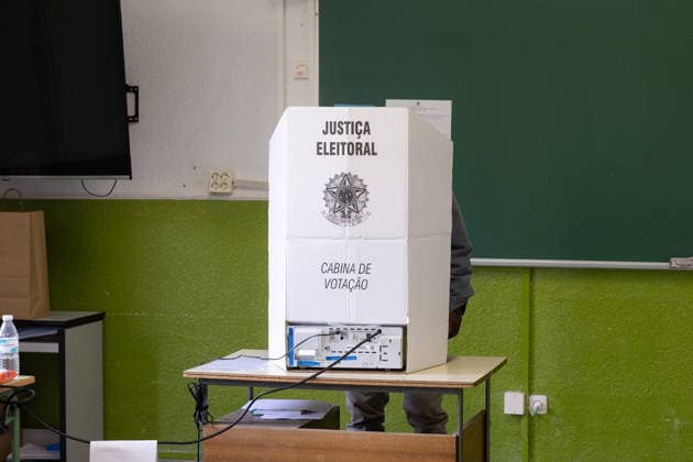 Brazilian citizens vote for their president in Madrid. Brazilian presidential elections at the Blanca de Castilla polling station on October 4, 2026, in Madrid, Spain. This Sunday, October 4, Brazil will choose between the opposing candidates Lula and Flávio Bolsonaro in a very close race. The Madrid electoral district, where 23,520 Brazilians are eligible to vote, has set up polling stations at the Blanca de Castilla School, open continuously from 8 a.m. to 5 p.m. OCTOBER 4, 2026 Jesús Hellí Madrid, Spain Copyright: xJesusxHellinx 7819630