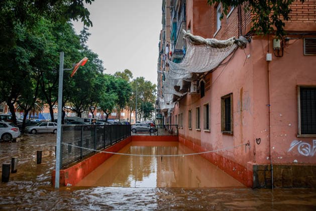 The Besòs River Exceeds the Danger Threshold in Santa Coloma de Gramenet, Barcelona. Mud has accumulated in the streets due to last night’s torrential rains, on October 4, 2026, in Sant Adrià de Besòs, Barcelona, Catalonia, Spain. The Generalitat’s Civil Protection Agency has issued an Es Alert to residents of Barcelona, Montcada i Reixac, Santa Coloma de Gramenet, and Sant Adrià de Besòs, Barcelona, due to the risk of the Besòs River overflowing as a result of the rainstorm. Civil Protection has asked residents in the vicinity to go to upper floors if water reaches their homes. They also remind residents to avoid basements and ground floors and not to approach the river OCTOBER 4, 2026 Kike Rincó Sant Adrià de Besòs, Barcelona, Sant Adr Copyright: xKikexRinconx 7819656