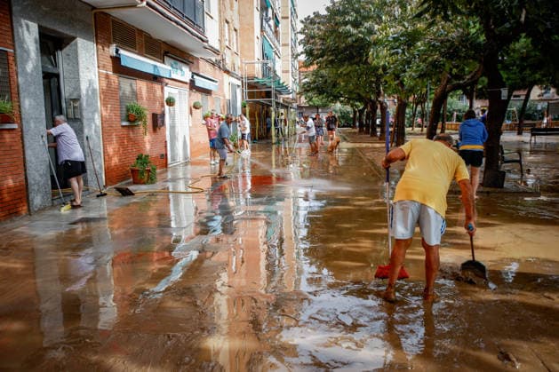 The Besòs River Exceeds the Danger Threshold in Santa Coloma de Gramenet, Barcelona. Residents clean up the mud that has accumulated in the streets due to last night’s torrential rains, on October 4, 2026, in Sant Adrià de Besòs, Barcelona, Catalonia, Spain. The Generalitat’s Civil Protection Agency has issued an Es Alert to residents of Barcelona, Montcada i Reixac, Santa Coloma de Gramenet, and Sant Adrià de Besòs, Barcelona, due to the risk of the Besòs River overflowing as a result of the rainstorm. Civil Protection has asked nearby residents to go to upper floors if water reaches their homes. They also remind residents to avoid basements and ground floors and to stay away from the river OCTOBER 4, 2026 Kike Rincó Sant Adrià de Besòs Copyright: xKikexRinconx 7819679