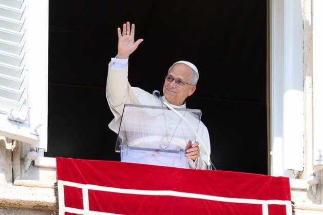 ITALY - ANGELUS - VATICAN-2026 10 4 Italy, Rome, Vatican, 2026 10 4 Pope Leo XIV addresses the crowd from the window of the apostolic palace overlooking St. Peter s square during his Sunday Angelus prayer at the Vatican . EDITORIAL USE ONLY - NO BOOKS Copyright: xVATICANxMEDIA xCatholicxPressxPhotox