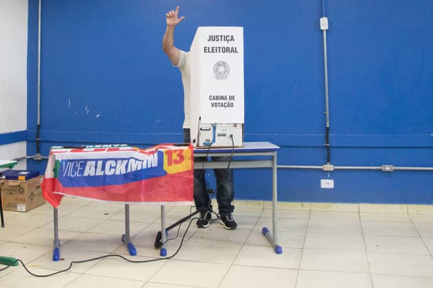 SaO PAULO, SP - 04.10.2026: 2026 ELECTIONS SP - A voter "makes the L" sign while voting at the Joao Firmino Correia de Araujo School, the polling place for President Luiz Inacio Lula da Silva, on Sunday morning (04) in Sao Bernardo do Campo, SP. x3024751x RodileixMorais