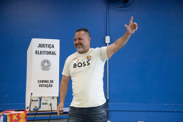 SaO PAULO, SP - 04.10.2026: 2026 ELECTIONS SP - A voter "makes the L" sign while voting at the Joao Firmino Correia de Araujo School, the polling place for President Luiz Inacio Lula da Silva, on Sunday morning (04) in Sao Bernardo do Campo, SP. x3024753x RodileixMorais