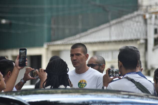 RIO DE JANEIRO, RJ - 04.10.2026: 2026 ELECTIONS IN RIO DE JANEIRO - Candidate Douglas Ruas arrives at the polling place to accompany Flavio Bolsonaro in Rio de Janeiro, this Sunday, October 4th, election day for President of Brazil. x3024754x  CristianexMota