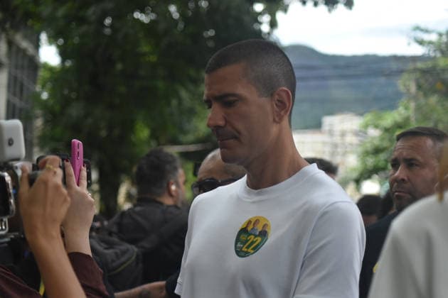 RIO DE JANEIRO, RJ - 04.10.2026: 2026 ELECTIONS IN RIO DE JANEIRO - Candidate Douglas Ruas arrives at the polling place to accompany Flavio Bolsonaro in Rio de Janeiro, this Sunday, October 4th, election day for President of Brazil. x3024758x  CristianexMota