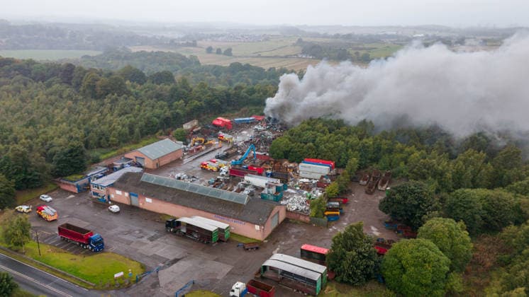 UK: Large fire in Linlithgow at metal recycling plant, Linlithgow, 4 October 2026 Pictured - A large fire broke out on Sunday morning at the Brookfield Metals plant in Linlithgow. At least 6 fire appliances were on site and could be seen running shuttles to refill with water in a nearby housing estate as explosions could be heard intermittently as firefighters fought the blaze and a large plume of smoke drifted over the town. (Photo by Andrew West EEm SIPA USA) Linlithgow Scotland Copyright: x(PhotoxbyxAndrewxWest EEm SIPAxUx